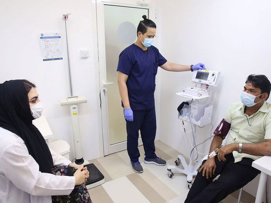 صف اماراتی‌ها برای دریافت واکسن رایگان کرونا + تصاویر