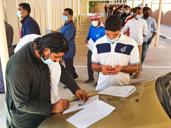 صف اماراتی‌ها برای دریافت واکسن رایگان کرونا + تصاویر