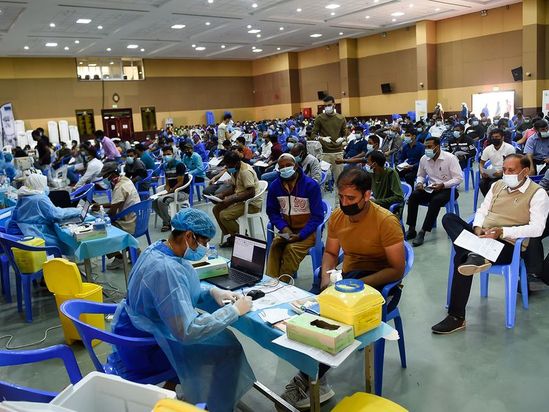 صف اماراتی‌ها برای دریافت واکسن رایگان کرونا + تصاویر