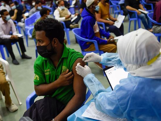 صف اماراتی‌ها برای دریافت واکسن رایگان کرونا + تصاویر