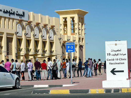 صف اماراتی‌ها برای دریافت واکسن رایگان کرونا + تصاویر