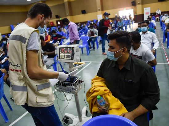 صف اماراتی‌ها برای دریافت واکسن رایگان کرونا + تصاویر