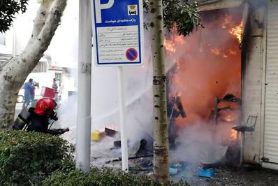 مهار آتش سوزی مغازه سم فروشی در بولوار قرنی مشهد