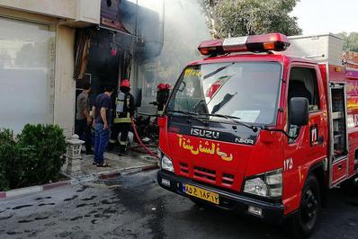 مهار آتش سوزی مغازه سم فروشی در بولوار قرنی مشهد