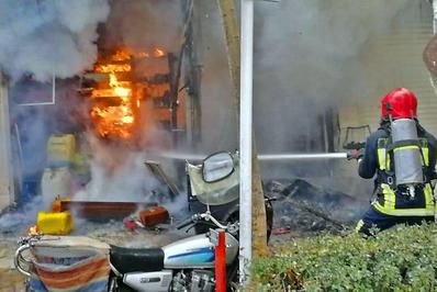 مهار آتش سوزی مغازه سم فروشی در بولوار قرنی مشهد