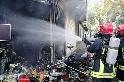 مهار آتش سوزی مغازه سم فروشی در بولوار قرنی مشهد