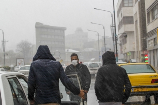 بارش برف در مشهد در آخرین روز‌های زمستان ۱۳۹۹ + تصاویر