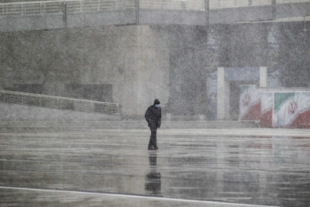 بارش برف در مشهد در آخرین روز‌های زمستان ۱۳۹۹ + تصاویر