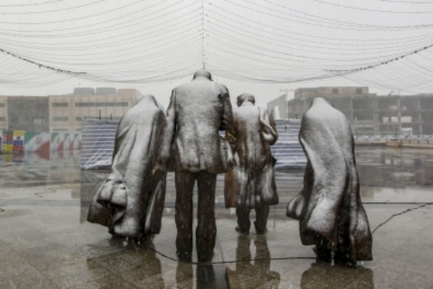 بارش برف در مشهد در آخرین روز‌های زمستان ۱۳۹۹ + تصاویر