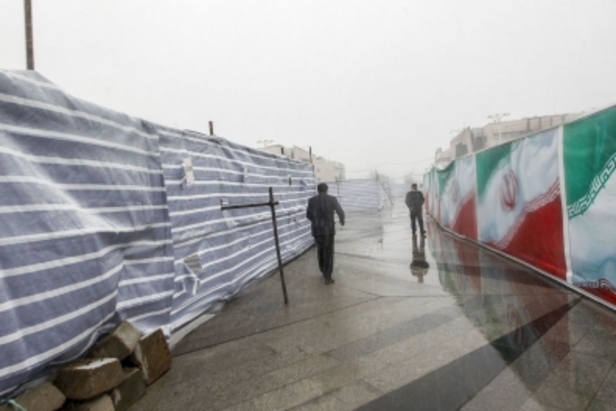 بارش برف در مشهد در آخرین روز‌های زمستان ۱۳۹۹ + تصاویر