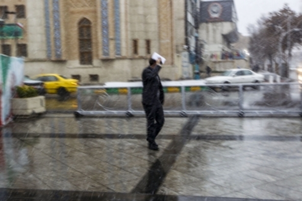 بارش برف در مشهد در آخرین روز‌های زمستان ۱۳۹۹ + تصاویر