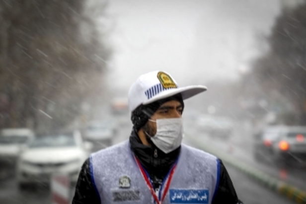 بارش برف در مشهد در آخرین روز‌های زمستان ۱۳۹۹ + تصاویر