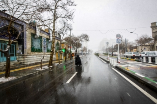 بارش برف در مشهد در آخرین روز‌های زمستان ۱۳۹۹ + تصاویر