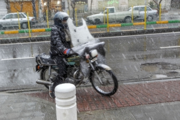 بارش برف در مشهد در آخرین روز‌های زمستان ۱۳۹۹ + تصاویر