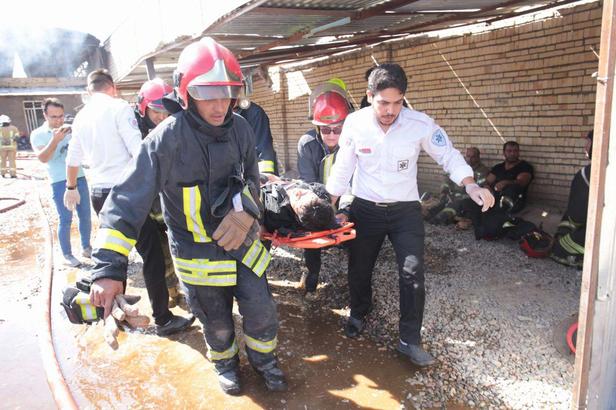 آتش سوزی گسترده انبار رنگ در خیابان پنجتن مشهد+فیلم