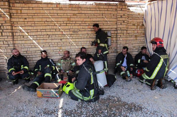 آتش سوزی گسترده انبار رنگ در خیابان پنجتن مشهد+فیلم