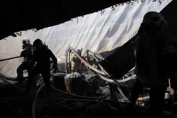 آتش سوزی گسترده انبار رنگ در خیابان پنجتن مشهد+فیلم