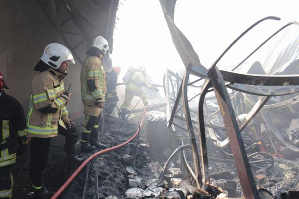 آتش سوزی گسترده انبار رنگ در خیابان پنجتن مشهد+فیلم