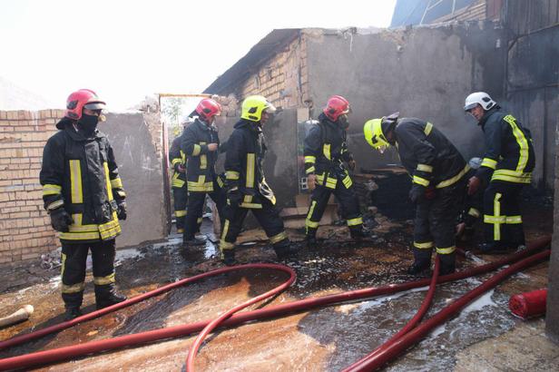 آتش سوزی گسترده انبار رنگ در خیابان پنجتن مشهد+فیلم