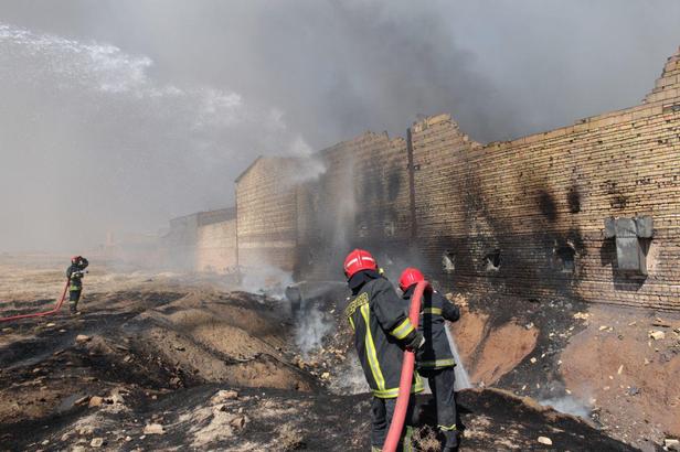 آتش سوزی گسترده انبار رنگ در خیابان پنجتن مشهد+فیلم