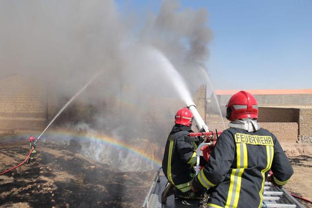 آتش سوزی گسترده انبار رنگ در خیابان پنجتن مشهد+فیلم