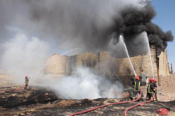 آتش سوزی گسترده انبار رنگ در خیابان پنجتن مشهد+فیلم