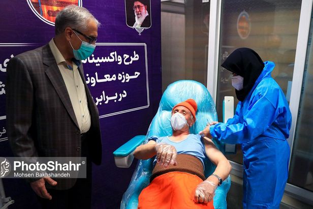 واکسینه نیروهای کارگری با اولویت پاکبانان حوزه معاونت خدمات شهری شهرداري مشهد در برابر بیماری کرونا آغاز شد.