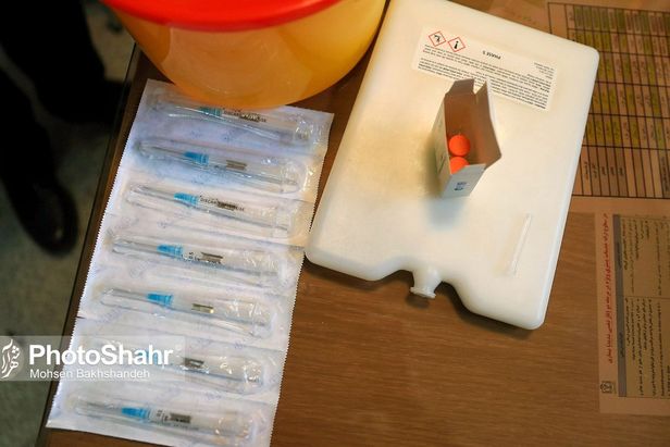 واکسینه نیروهای کارگری با اولویت پاکبانان حوزه معاونت خدمات شهری شهرداري مشهد در برابر بیماری کرونا آغاز شد.