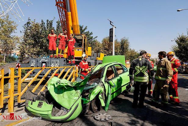 سقوط جرثقیل در اتوبان بسیج تهران ۲ کشته برجای گذاشت + فیلم و عکس