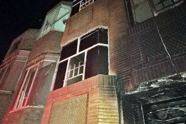 نجات ۱۱ نفر از آتش‌سوزی واحد مسکونی دربولوار طبرسی مشهد+ عکس