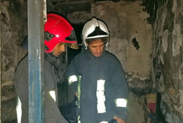 نجات ۱۱ نفر از آتش‌سوزی واحد مسکونی دربولوار طبرسی مشهد+ عکس