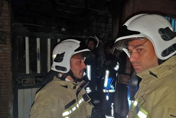 نجات ۱۱ نفر از آتش‌سوزی واحد مسکونی دربولوار طبرسی مشهد+ عکس