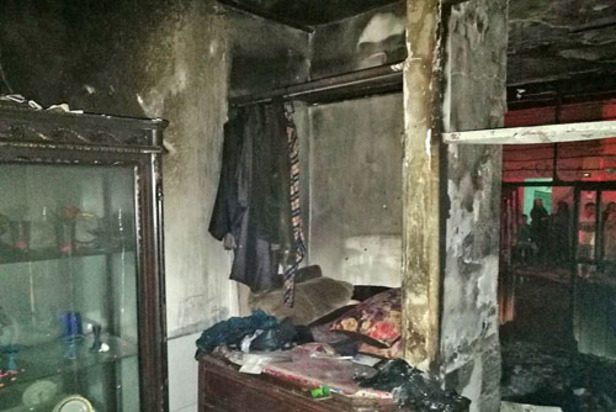 نجات ۱۱ نفر از آتش‌سوزی واحد مسکونی دربولوار طبرسی مشهد+ عکس