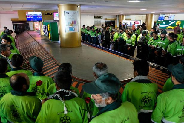 استقبال پرشور از بازگشت کاروان خدام الحسین (ع) شهرداری مشهد در فرودگاه مشهد