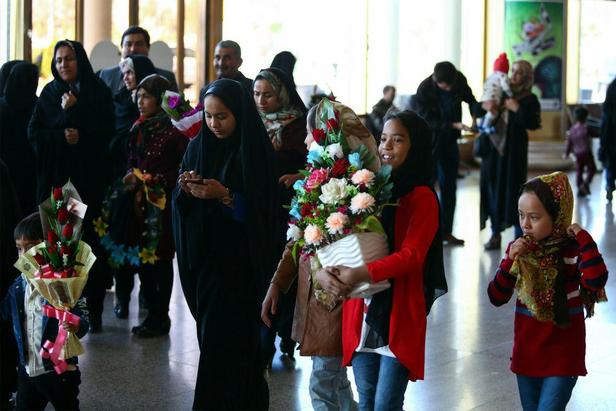 استقبال پرشور از بازگشت کاروان خدام الحسین (ع) شهرداری مشهد در فرودگاه مشهد