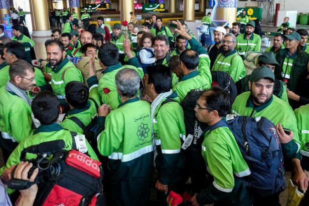 استقبال پرشور از بازگشت کاروان خدام الحسین (ع) شهرداری مشهد در فرودگاه مشهد