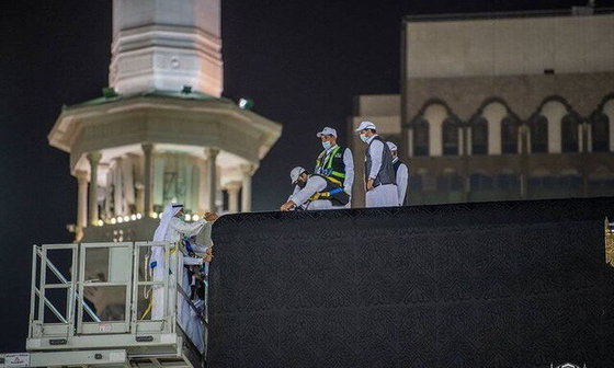 پرده کعبه همزمان با آغاز رسمی مناسک حج تعویض شد + فیلم و عکس