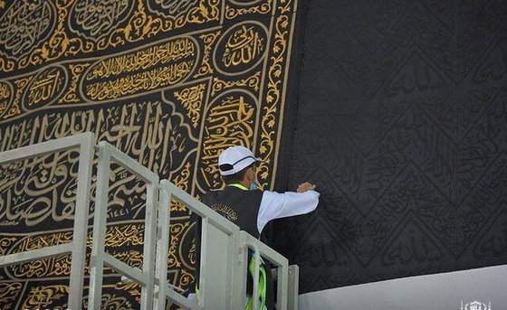 پرده کعبه همزمان با آغاز رسمی مناسک حج تعویض شد + فیلم و عکس