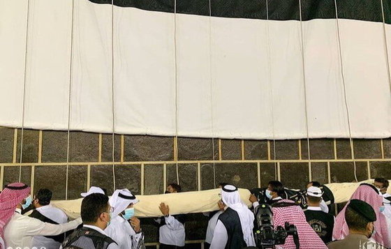 پرده کعبه همزمان با آغاز رسمی مناسک حج تعویض شد + فیلم و عکس