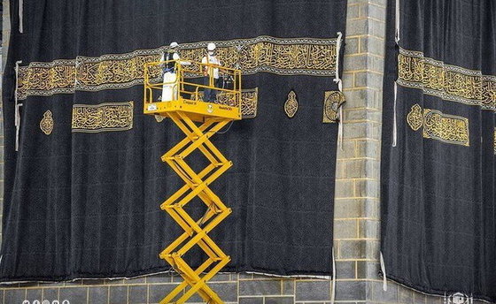 پرده کعبه همزمان با آغاز رسمی مناسک حج تعویض شد + فیلم و عکس