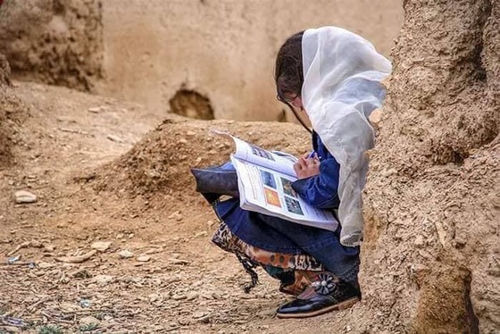 من بدون خواهرم به مکتب نمی‌روم | اعتراض مجازی به بسته بودن درب مدرسه به روی دختران افغان + عکس
