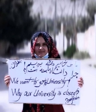 من بدون خواهرم به مکتب نمی‌روم | اعتراض مجازی به بسته بودن درب مدرسه به روی دختران افغان + عکس