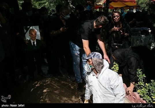 مراسم خاکسپاری «سیامک اطلسی» در قطعه هنرمندان + فیلم و تصاویر