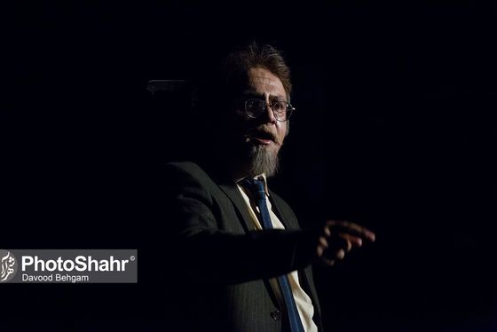 نقدی بر تئاتر «پایان پیش‌خدمت» به‌کارگردانی محمد خوش‌خلق | فرم، پررنگ‌تر از محتوا