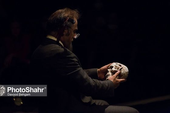 نقدی بر تئاتر «پایان پیش‌خدمت» به‌کارگردانی محمد خوش‌خلق | فرم، پررنگ‌تر از محتوا