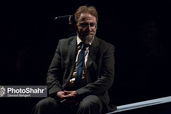 نقدی بر تئاتر «پایان پیش‌خدمت» به‌کارگردانی محمد خوش‌خلق | فرم، پررنگ‌تر از محتوا