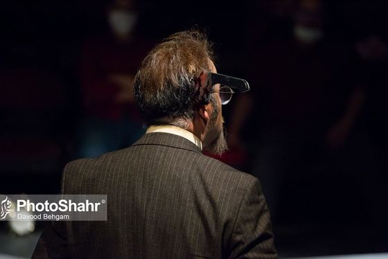 نقدی بر تئاتر «پایان پیش‌خدمت» به‌کارگردانی محمد خوش‌خلق | فرم، پررنگ‌تر از محتوا