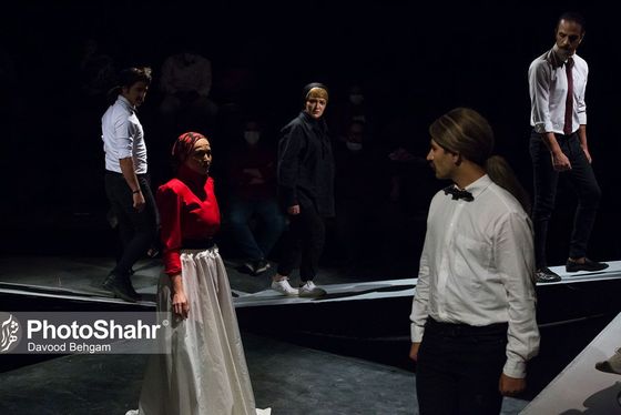 نقدی بر تئاتر «پایان پیش‌خدمت» به‌کارگردانی محمد خوش‌خلق | فرم، پررنگ‌تر از محتوا