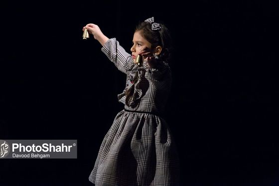 نقدی بر تئاتر «پایان پیش‌خدمت» به‌کارگردانی محمد خوش‌خلق | فرم، پررنگ‌تر از محتوا