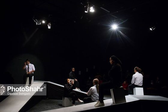 نقدی بر تئاتر «پایان پیش‌خدمت» به‌کارگردانی محمد خوش‌خلق | فرم، پررنگ‌تر از محتوا